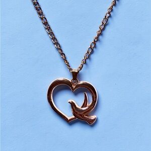 🧚🏻‍♀️ Rose Gold tone Heart and Bird Pendant Necklace 18” 🕊️